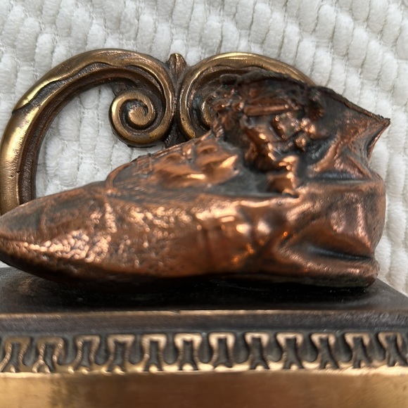 Vintage Antique Bookends! Bronzed baby shoes. Perfect for a nursery / shower !📚 - Picture 5 of 12